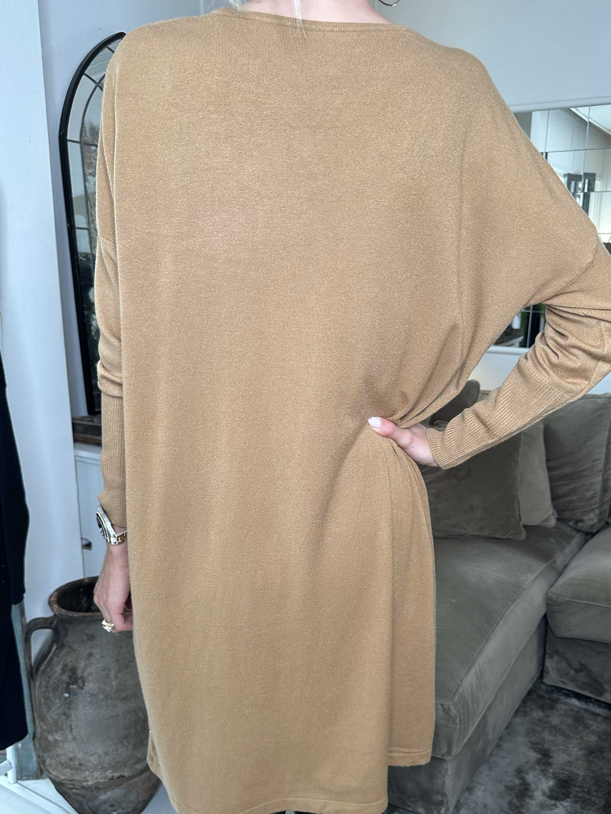 Elisa - Blød strikkjole pyntet med små sten